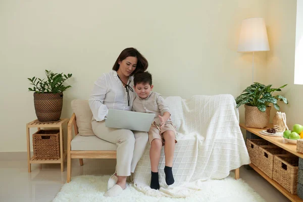 Smiling Mother Son Sitting Couch Home Shopping Online Ordering Toys — Stock Photo, Image