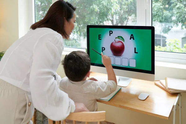 Mother Helping Son Solve Puzzle Computer Screen Studyig Home — Stock Photo, Image