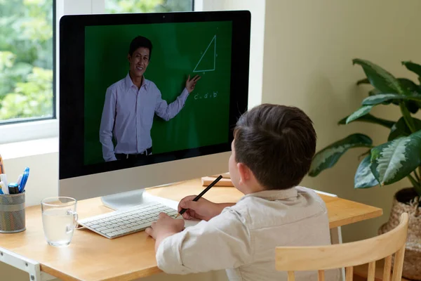 Schuljunge Schaut Geometrieunterricht Computer Und Zeichnen Lehrbuch — Stockfoto