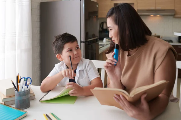 Moeder Helpen Kleine Zoon Huiswerk Maken Voor School Het Uitleggen — Stockfoto