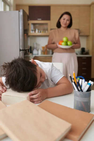 Madre Llevando Tazón Frutas Pequeño Hijo Quedó Dormida Después Estudiar —  Fotos de Stock