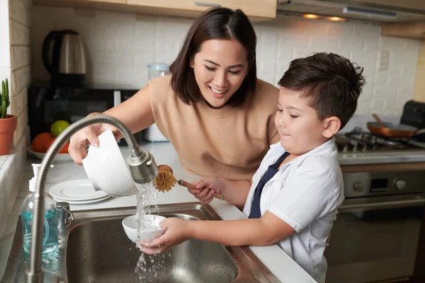 Smiling Mother Helping Son Rinse Dishes Tap Water Cleaning — Stock Photo, Image
