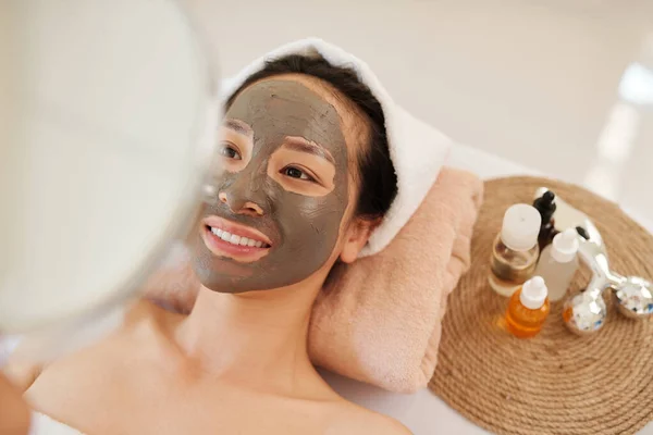 Uśmiechnięta Młoda Azjatka Relaksująca Się Salonie Spa Głęboko Oczyszczającą Maską — Zdjęcie stockowe