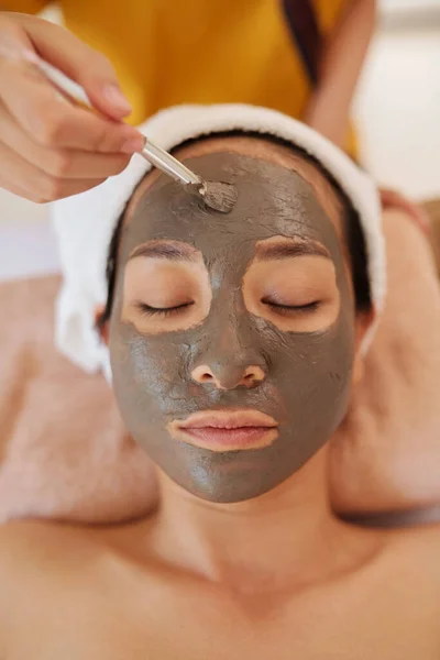 Relaxado Jovem Mulher Recebendo Tratamento Beleza Salão Spa Cosmetologista Aplicando — Fotografia de Stock