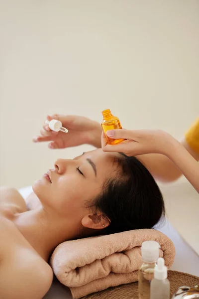 Cosmetologist Que Aplica Soro Calmante Cara Cliente Depois Tratamento Beleza — Fotografia de Stock