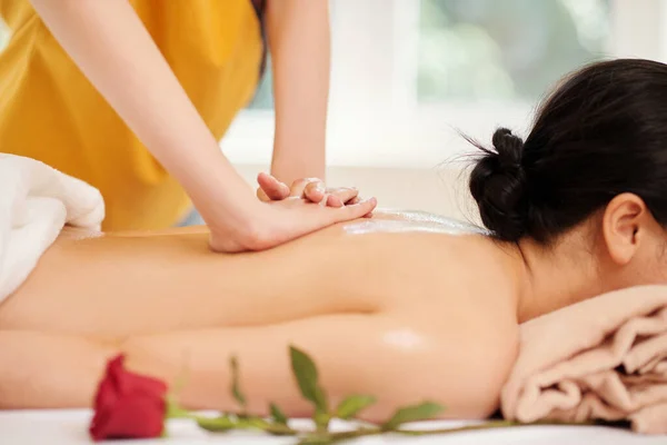 Massagista Fazendo Empurrar Movimento Massagear Volta Mulher Jovem — Fotografia de Stock