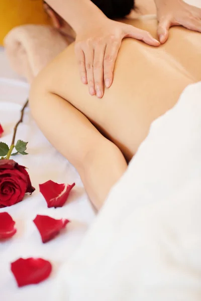 Rosenblüte Auf Dem Bett Neben Junger Frau Bei Entspannter Rückenmassage — Stockfoto