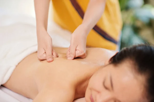 Massagista Fazendo Empurrar Movimento Massagear Volta Cliente Feminino — Fotografia de Stock