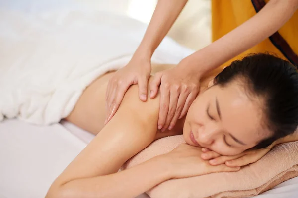 Händer Massör Massera Tillbaka Ung Kvinnlig Klient Med Oljor Massagebord — Stockfoto