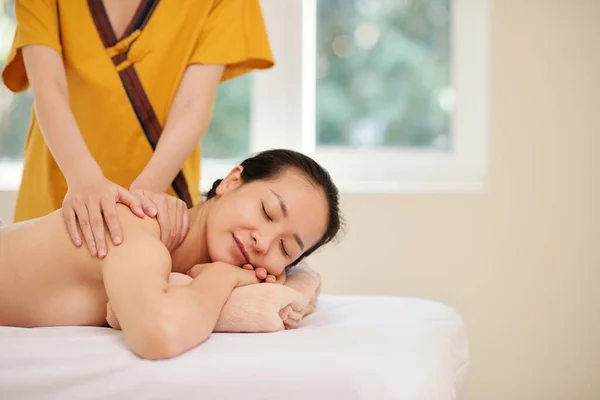 Sorrindo Jovem Mulher Asiática Recebendo Relaxante Massagem Volta Salão Spa — Fotografia de Stock