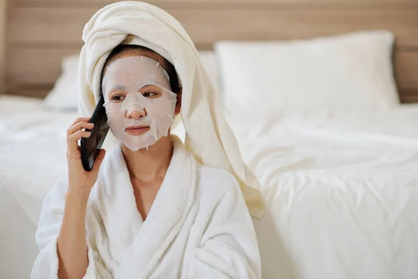 Portret Młodej Kobiety Szlafroku Ręcznik Głowie Rozmawiający Przez Telefon Przyjacielem — Zdjęcie stockowe