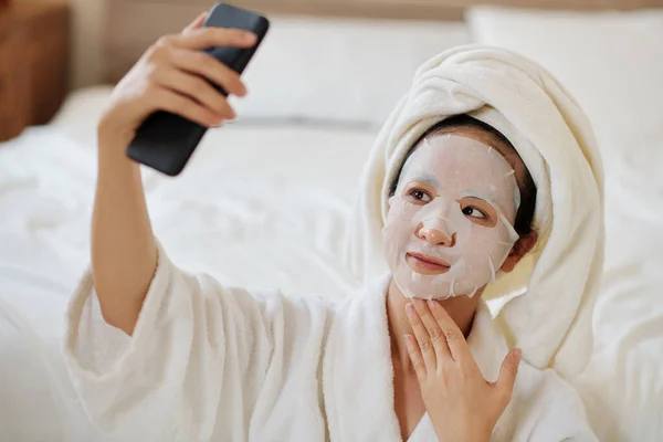Młoda Kobieta Porą Zaciskając Maskę Twarzy Robi Selfie Blogu — Zdjęcie stockowe