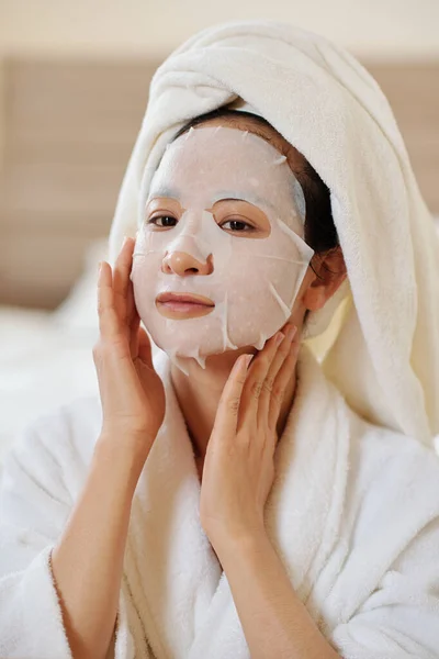 Retrato Positve Jovem Mulher Aplicando Calmante Hidratante Máscara Folha Rosto — Fotografia de Stock