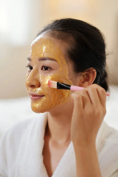 Mulher Jovem Positivo Aplicando Alisamento Amolecimento Máscara Facial Com Partículas — Fotografia de Stock