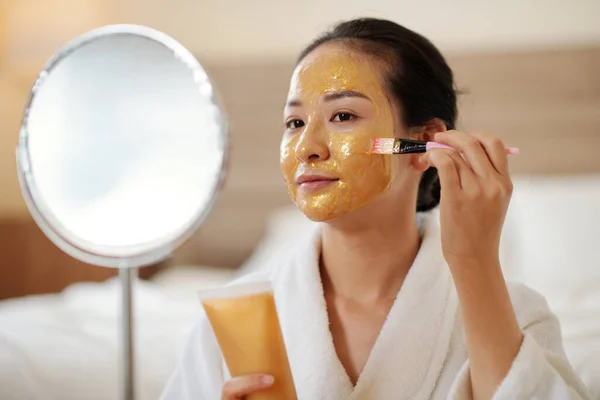 Leende Ung Kvinna Tillämpa Lugnande Och Närande Gyllene Gel Mask — Stockfoto