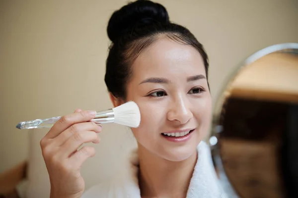Mujer Joven Sonriente Aplicando Base Líquida Con Cepillo Maquillaje Sintético —  Fotos de Stock