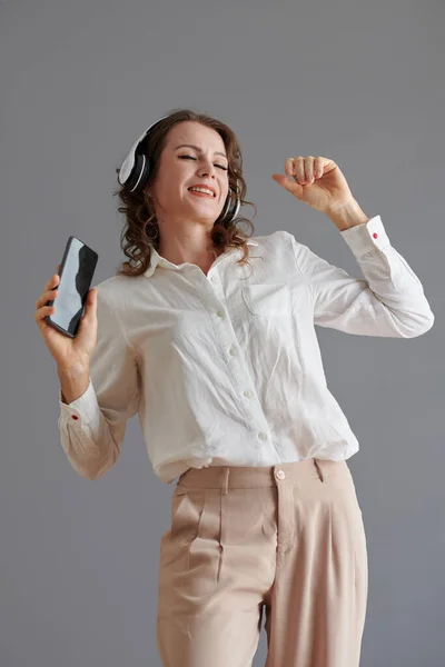 ヘッドフォンで音楽に踊る幸せな女性 — ストック写真