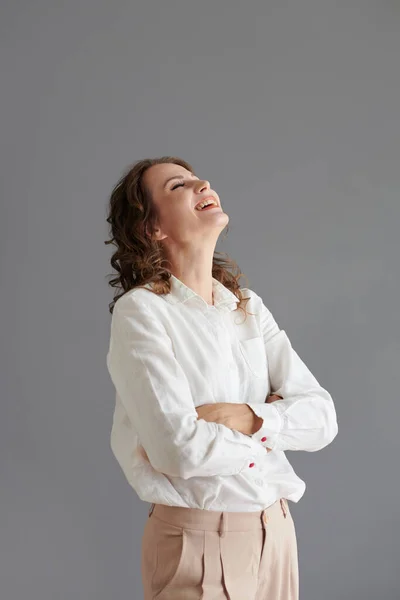 Studioporträt Einer Lachenden Reifen Frau — Stockfoto