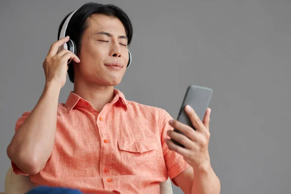 Man Sluit Ogen Bij Het Luisteren Naar Muziek Hoofdtelefoon — Stockfoto