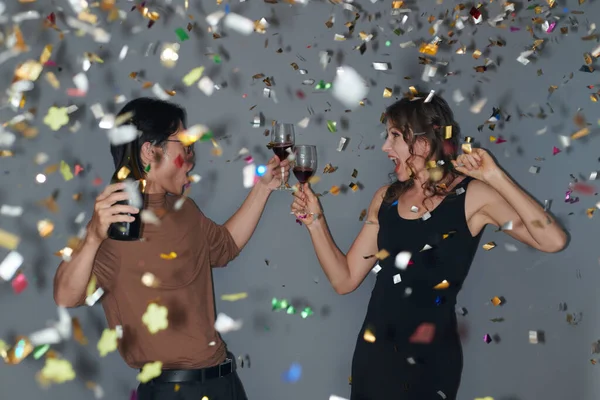 Felices Invitados Fiesta Bebiendo Vino Bailando Bajo Confeti Cayendo — Foto de Stock