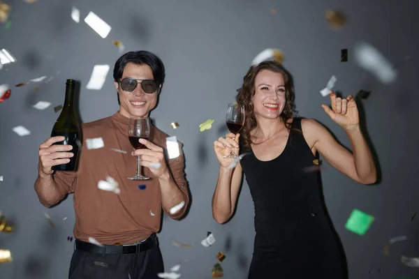 Feliz Hombre Mujer Bebiendo Alcohol Bailando Bajo Confeti Cayendo —  Fotos de Stock