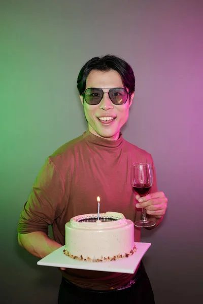 Portrait Happy Man Sunglasses Holding Birthday Cake Glass Wine — Stock Photo, Image