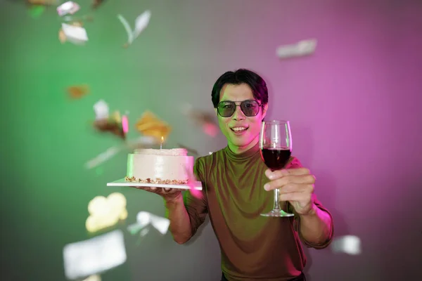 Joyful Man Birthday Cake Glass Wine Standing Falling Confetti — Stock Photo, Image