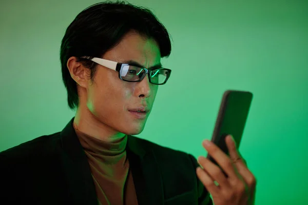 Seriöser Mann Mit Brille Überprüft Benachrichtigungen Smartphone — Stockfoto