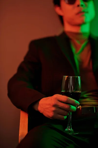 Uomo Affari Che Riposa Nel Night Club Con Bicchiere Vino — Foto Stock
