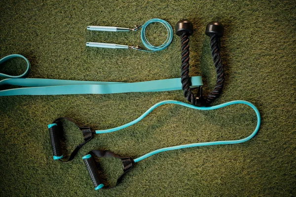 草坪体育馆地板上的三头肌绳索和各种阻力带等锻炼设备 — 图库照片