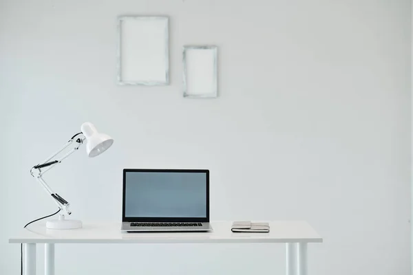 Masasında Boş Ekranlı Dizüstü Bilgisayar Lamba Planlayıcının Yanında — Stok fotoğraf