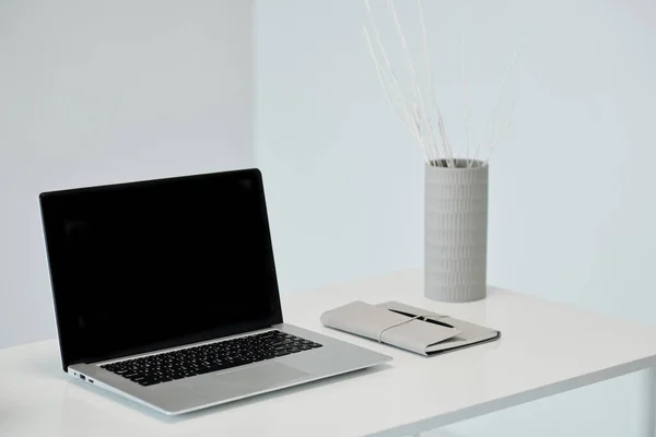 Boş Ekranlı Dizüstü Bilgisayar Ofis Masasında Planlayıcı — Stok fotoğraf