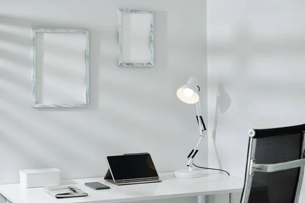 Tablet Bilgisayarı Akıllı Telefonu Planlayıcısı Olan Minimal Stil Ofis Masası — Stok fotoğraf