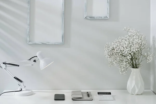 Planlayıcı Akıllı Telefon Hesap Makinesi Beyaz Ofis Masasındaki Lambanın Altında — Stok fotoğraf