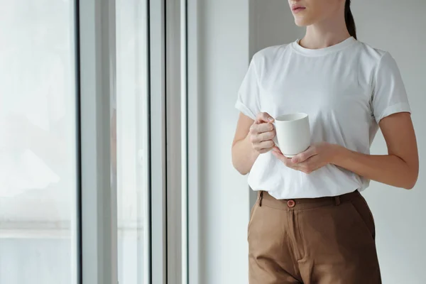 Junge Frau Steht Mit Tasse Kaffee Der Hand Großen Fenster — Stockfoto