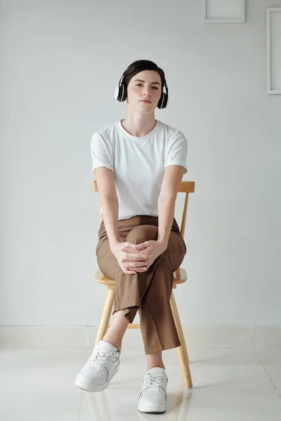 Jonge Vrouw Zitten Stoel Luisteren Naar Muziek Hoofdtelefoon — Stockfoto
