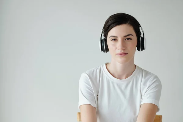 Portrét Mladé Ženy Bílém Tričku Poslouchající Podcast Nebo Hudební Skladbu — Stock fotografie