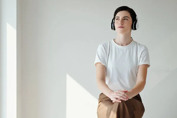 Mujer Joven Escuchando Audiolibro Motivacional Headpones — Foto de Stock