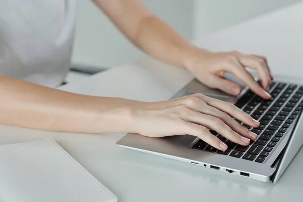 Mãos Mulher Jovem Que Codifica Computador Portátil Mesa Minimalista — Fotografia de Stock