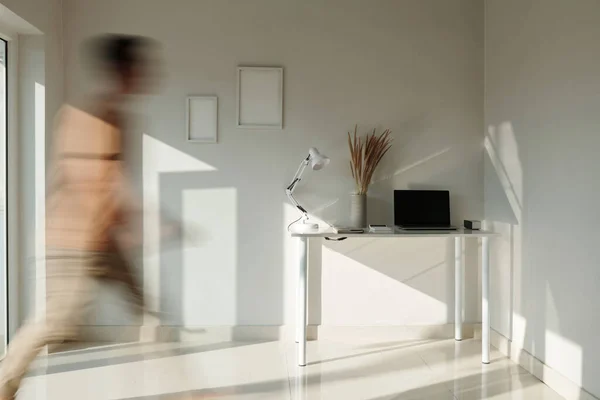 Hombre Caminando Apartamento Con Interior Minimalista Movimiento Borroso — Foto de Stock