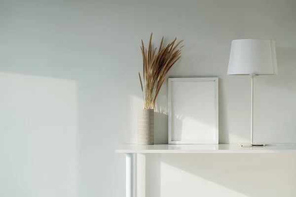 Fehér Konzolasztal Lámpával Vázával Üres Képkerettel — Stock Fotó