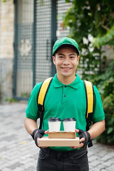 Müşteri Için Yemek Taşıyan Gülümseyen Teslimatçının Portresi — Stok fotoğraf