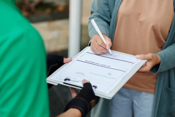 Customer Signing Document Receving Delivery — Stock Photo, Image