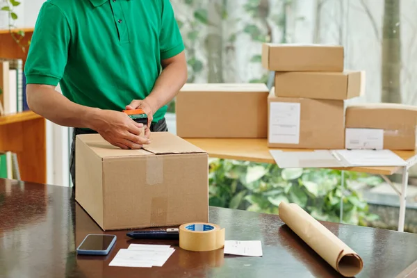 Pracownik Poczty Plombuje Pudełka Kartonowe Przed Wysyłką Towarów Klienta — Zdjęcie stockowe