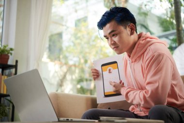 Çevrimiçi toplantıda yatırımcılara mobil uygulamanın prototipini gösteren hırslı bir girişimci