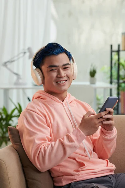 Vreugdevolle Jongeman Zittend Bank Luisterend Naar Muziek Van Playlist Zijn — Stockfoto