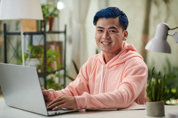 Πορτρέτο Του Χαμογελαστού Νεαρού Προγραμματιστή Μπλε Μαλλιά Που Εργάζονται Φορητό — Φωτογραφία Αρχείου