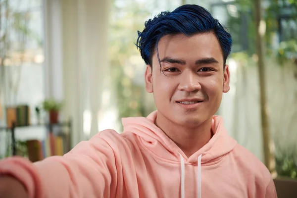 Portrét Usměvavý Blogger Modrými Vlasy Natáčení Videa Pro Jeho Kanál — Stock fotografie