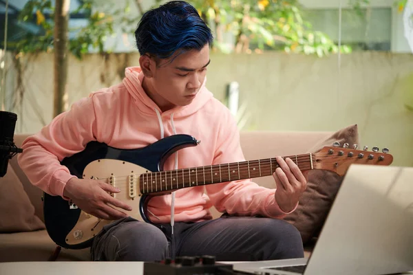 Retrato Joven Concentrado Tocar Guitarra Eléctrica Practicar Nuevo Acorde —  Fotos de Stock
