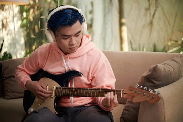 Talentoso Joven Con Auriculares Tocar Guitarra Eléctrica Casa —  Fotos de Stock